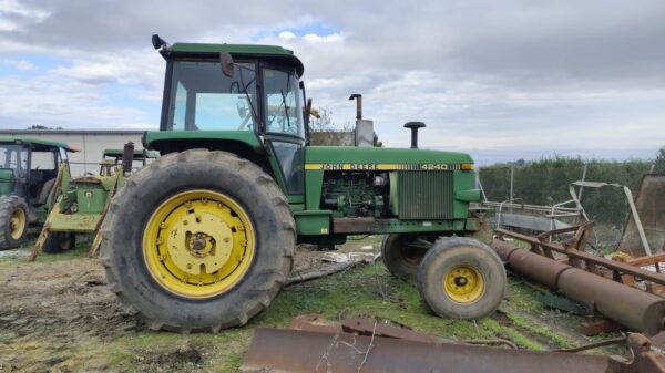 JOHN DEERE 4240